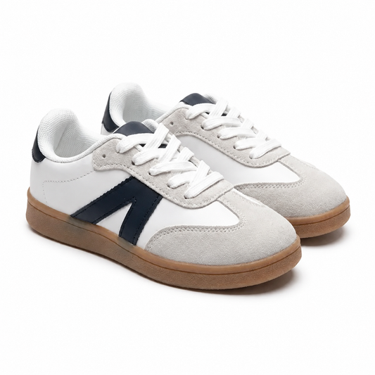Baskets enfant terrace blanches à bande bleu marine importées d’Espagne – vue 3/4 sur fond blanc – semelle gomme caramel – pointures 31 au 36 – BOMBAS Maroc, livraison à domicile (COD)