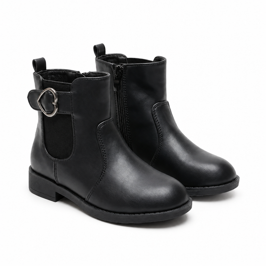 Bottines fille Chelsea noires vue 3/4 de la paire, boucle cœur argentée et zip latéral - Bombas Maroc, livraison à domicile