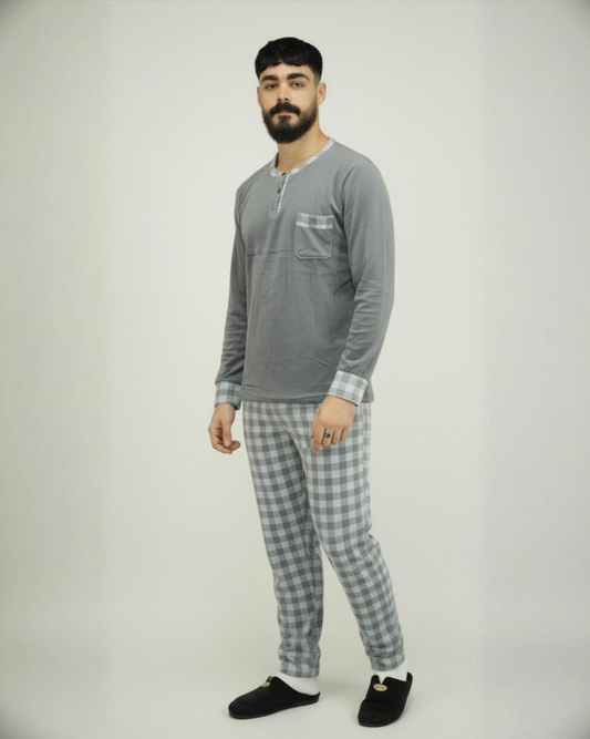 Restez élégant et bien au chaud avec notre pyjama homme hiver en velours gris clair et pantalon à carreaux, importé d’Espagne. Confort, chaleur et livraison rapide partout au Maroc.