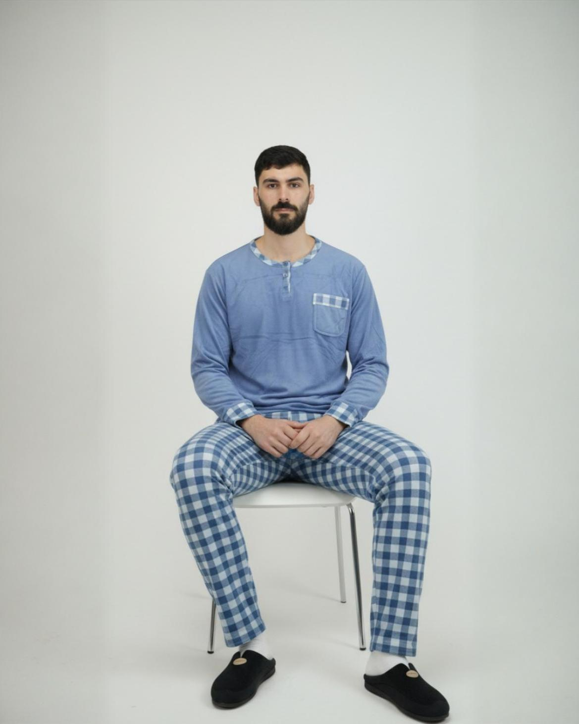 Pyjama homme hiver importé d’Espagne en velours bleu pastel avec pantalon à carreaux bleu clair et blanc – Confort & élégance Maroc