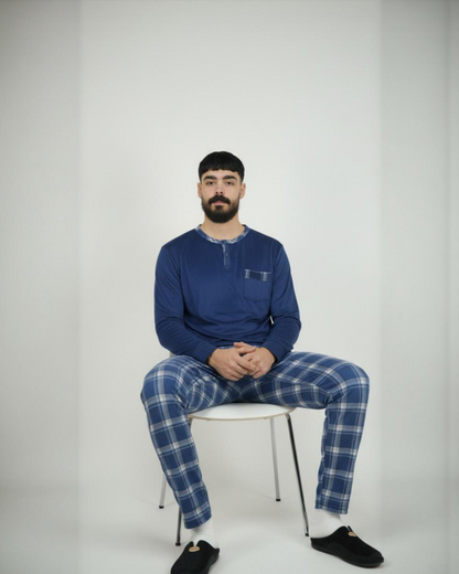 Pyjama homme hiver importé d’Espagne en velours bleu nuit avec pantalon à carreaux bleu et gris – Confort & élégance Maroc