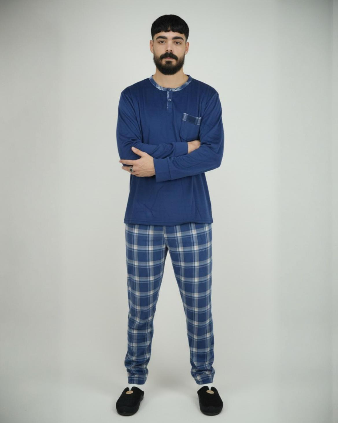 Pyjama homme hiver importé d’Espagne en velours bleu nuit avec pantalon à carreaux bleu et gris – Confort & élégance Maroc