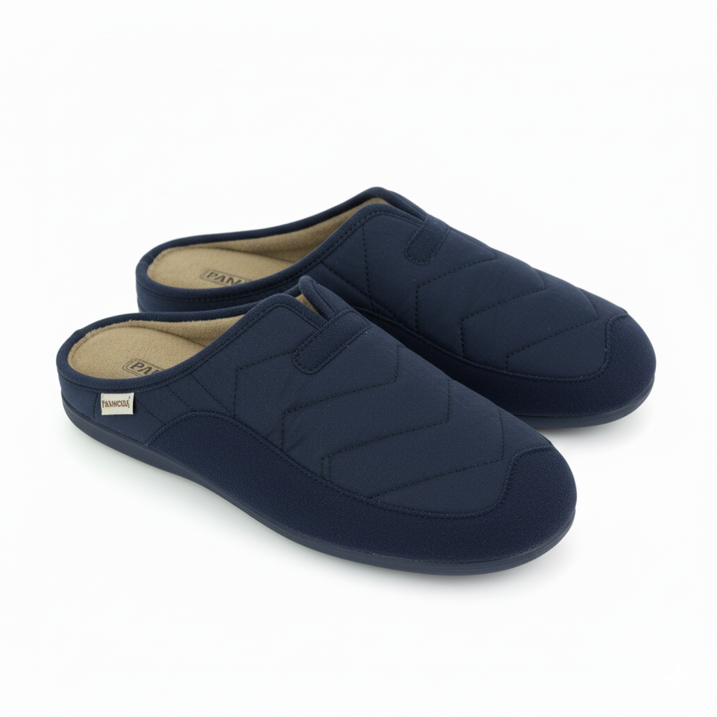 Pantoufle homme hiver en velours bleu marine, vue latérale sur fond blanc