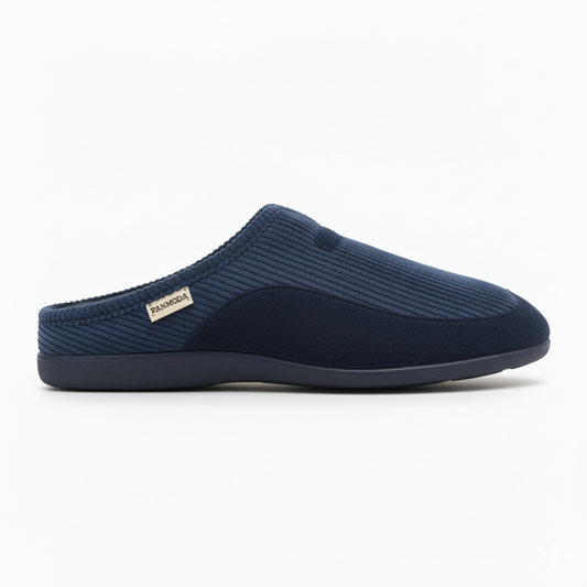 Pantoufle homme hiver bleu marine en tissu côtelé, vue latérale sur fond blanc