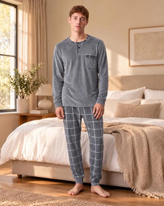 Pyjama Homme Hiver Velours Carreaux Gris, haut à manches longues et pantalon à carreaux – vue principale.