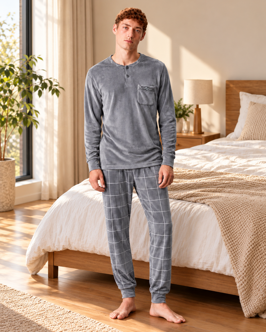 Pyjama Homme Hiver Horse Carreaux Gris, haut à manches longues et pantalon à carreaux – vue principale.
