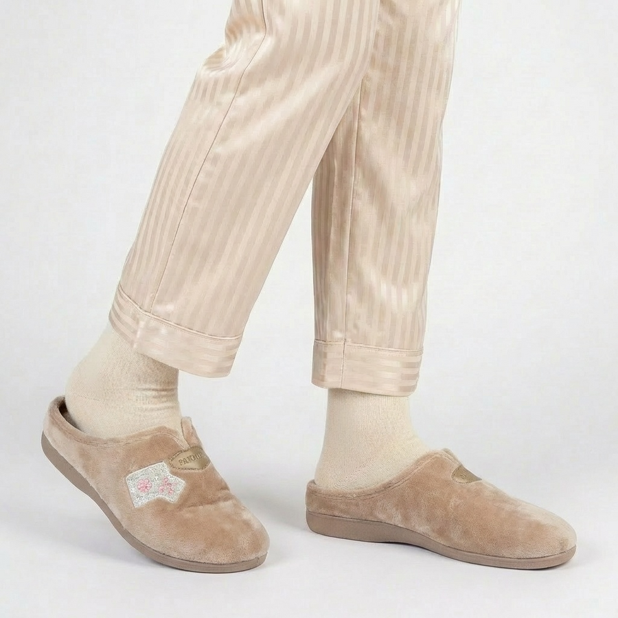 Pantoufles Femme Hiver Confort Taupe Clair – Importées d’Espagne