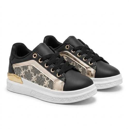 Baskets fille QORAL noires, beige et dorées à panneau monogramme, vue trois-quarts – pointures 30 à 35