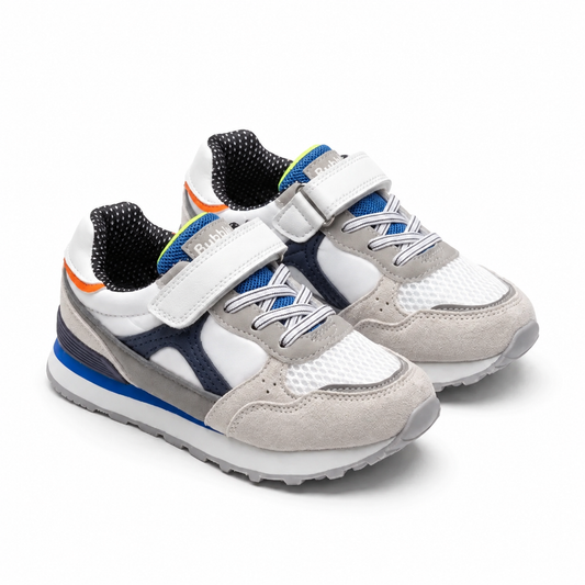 Baskets garçon rétro runner gris et blanc importées d’Espagne – vue de dessus, scratch velcro et lacets élastiques – BOMBAS Maroc