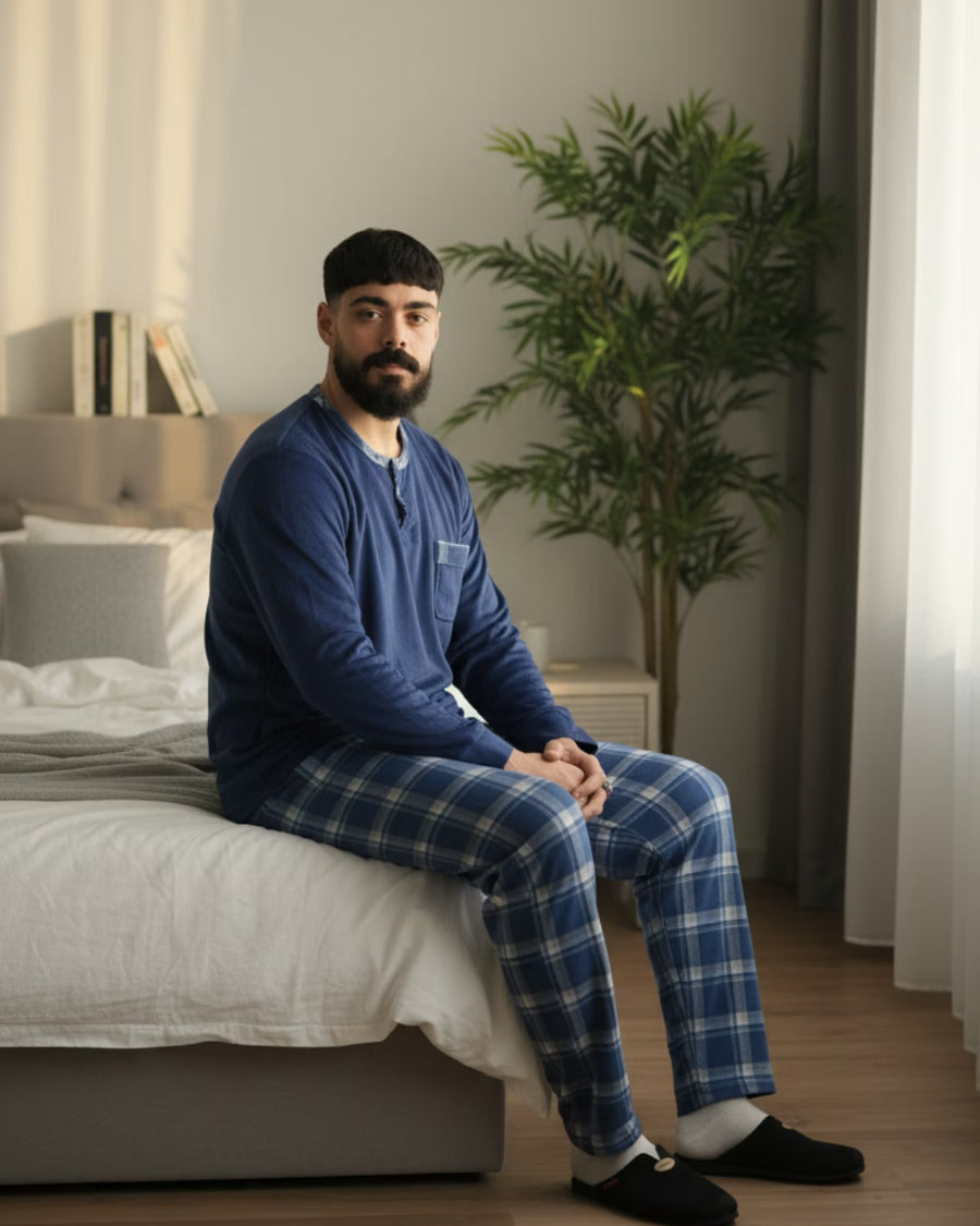 Pyjama Homme Hiver Velours Bleu Nuit & Carreaux – Importé d’Espagne (KF 36)