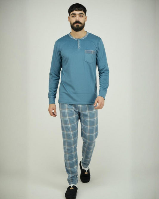 Pyjama homme hiver importé d’Espagne en velours bleu pétrole avec pantalon à carreaux bleu clair et gris – Confort & élégance Maroc